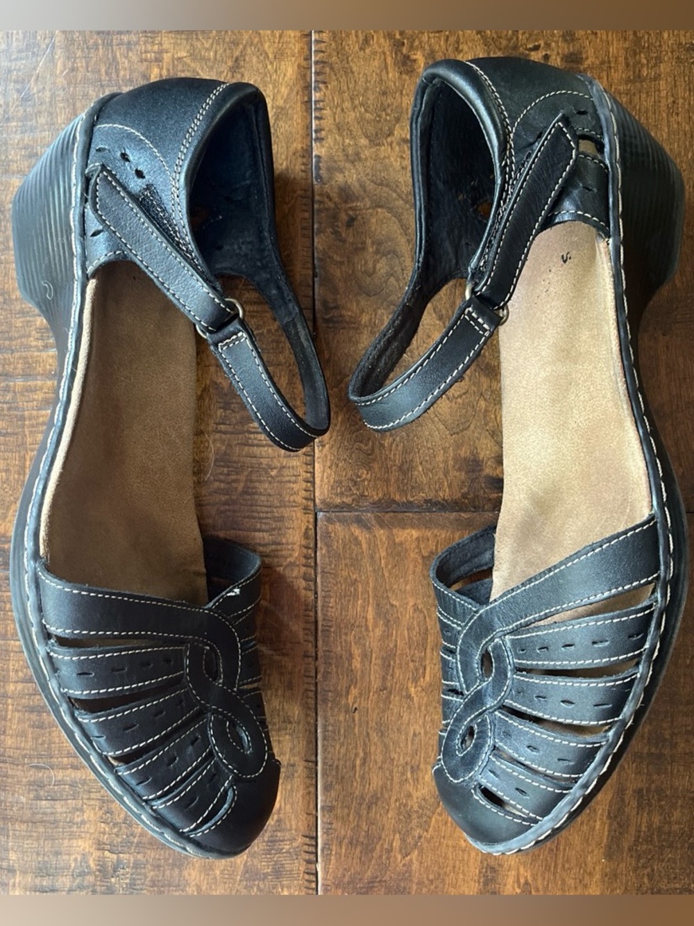 Clarks low wedge heel black leather sandals with white stitching Sz. 9
